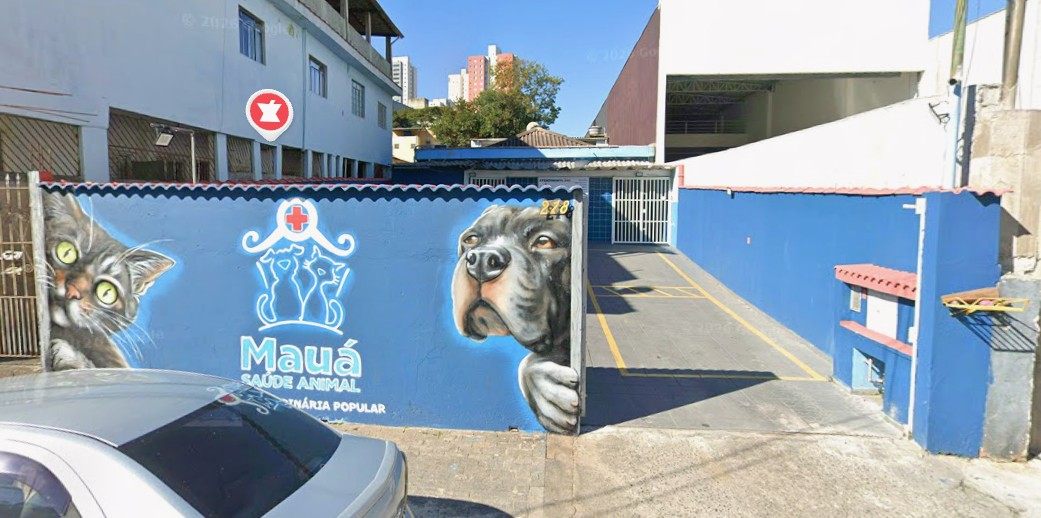 Fachada da Unidade Santa Helena da Mauá Saúde Animal, com mural de um gato e um cachorro